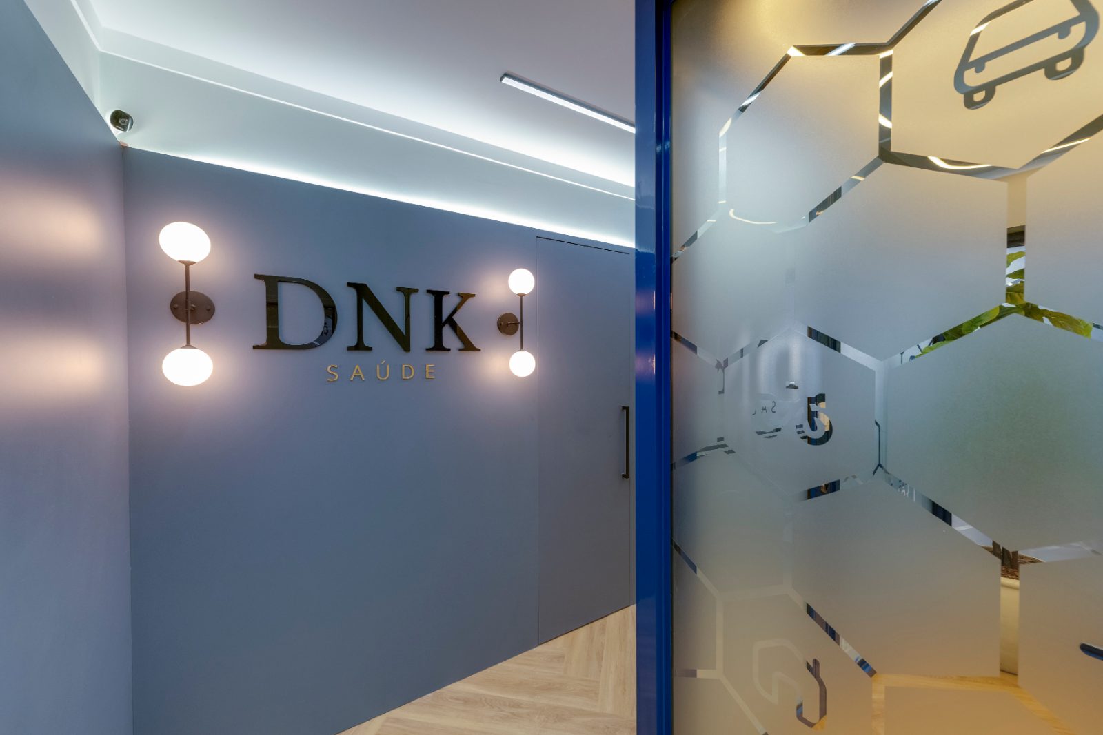Corredor do escritório da DNK Seguros