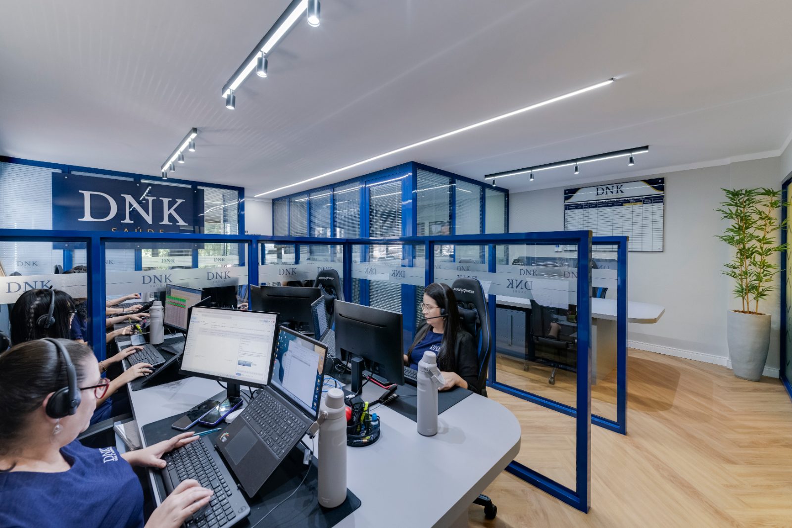Equipe de atendimento da DNK Seguros no escritório