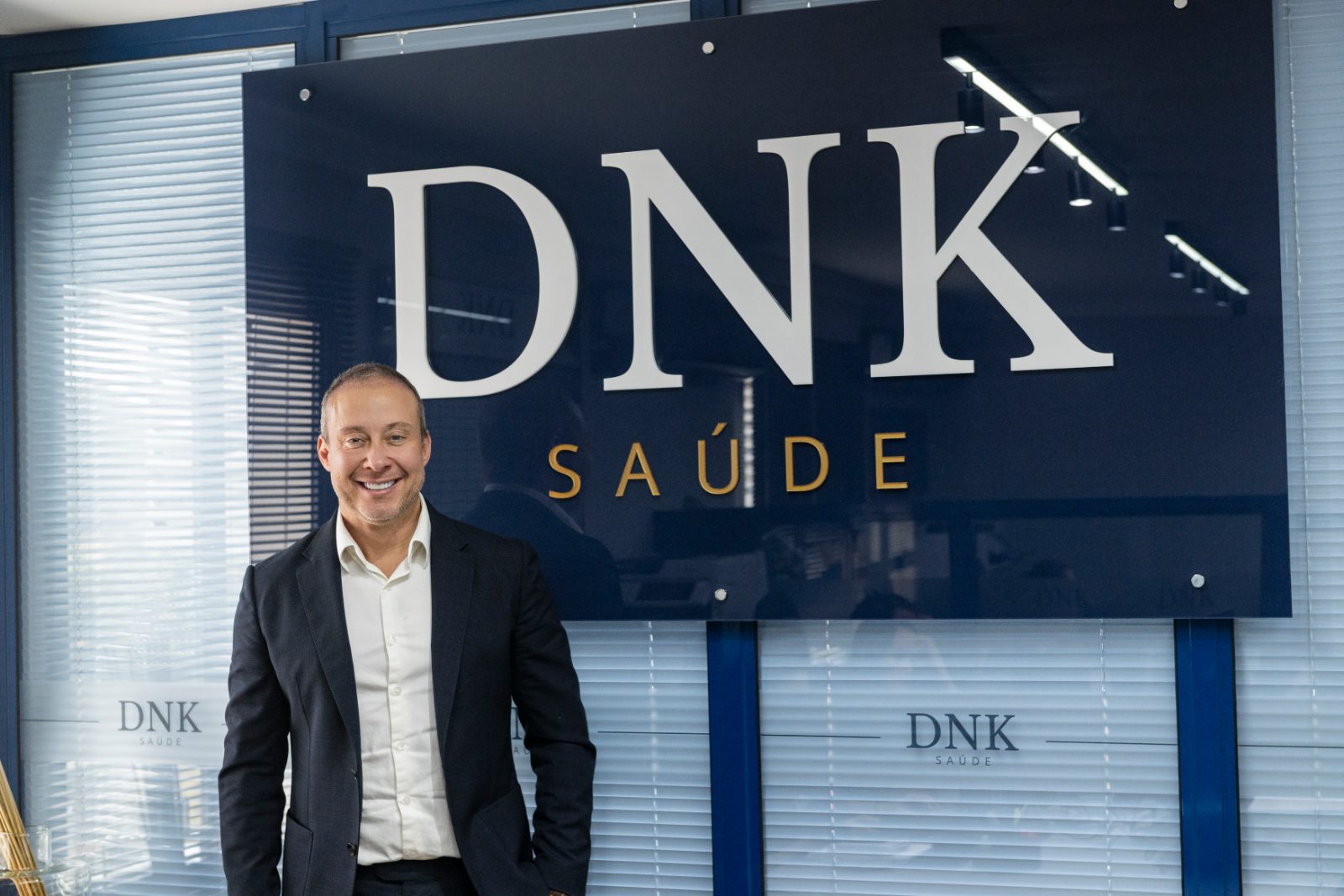 Recepção da DNK Seguros com o painel da marca